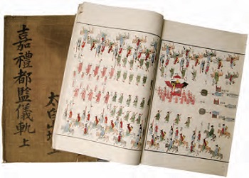 <b>Protocolo sobre el matrimonio del rey Yeongjo y reina Jeongsun</b> (Joseon, siglo XVIII). Este es un manual de la ceremonia del Estado llevada a cabo por el matrimonio entre el rey Yeongjo, rey de 21 ocasión de Joseon, y reina Jeongsun en 1759.