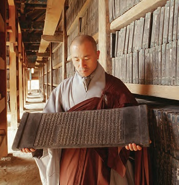 <B>Tablillas de Madera de la Tripitaka Coreana</b> Unas 80 mil tablillas de maderas grabadas con el canon completo de las escrituras budistas durante la dinastía Goryeo en el siglo XIII. 