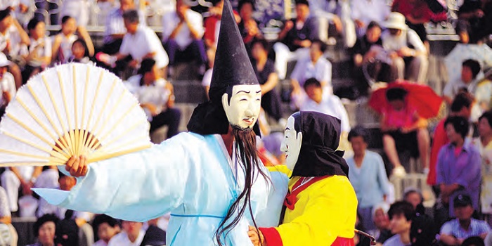 <B>Festival Danoje de Gangneung</b> Pareja enmascarada bailando en la Danza de Máscaras de Gwanno durante el Festival Danoje, el cual celebra la transición estacional de primavera a verano.