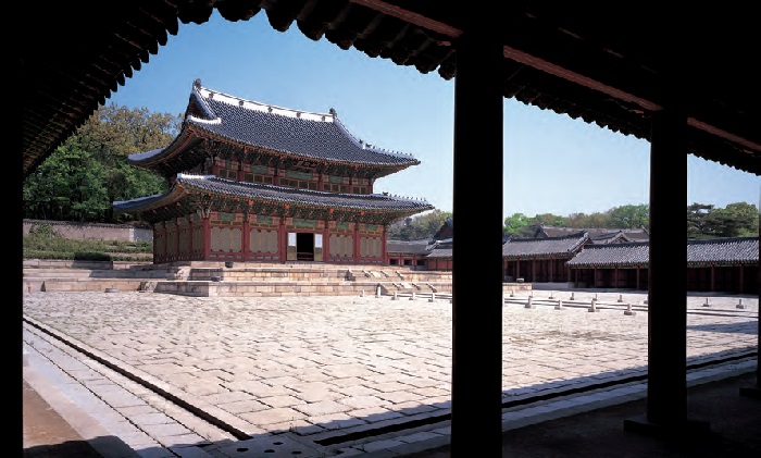 <B>Injeongjeon Hall en el palacio de Changdeokgung.</b> El salón de palacio fue utilizado para eventos estatales importantes, como la Coronación de los Reyes, audiencias reales y la recepción formal de enviados extranjeros.
