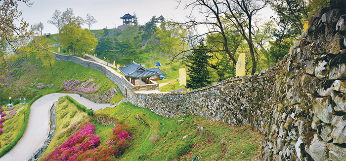 <B>Fortaleza de Gongsanseong.</b> La fortaleza, que fue construida a lo largo de la cresta de la montaña y el valle cerca del río Geumgang, fue llamada inicialmente Ungjinseong pero más tarde fue renombrada como Gongsanseong después del período de Goryeo.