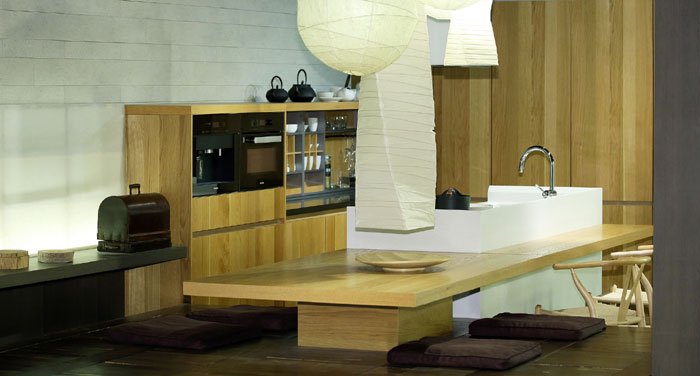 한국의 앉는 문화의 산물인 대청마루와 서구식 입식 주방을 접목시킨 한샘의 주방가구 모델. 
