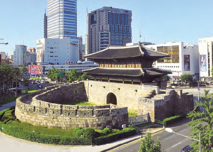 1. Puerta Sungnyemun 2. Puerta Heunginjimun La ciudad de Seúl, capital de la dinastía Joseon, estaba protegida por una muralla de piedra con ocho puertas, dos de las cuales, Sungnyemun (Namdaemun o Puerta del Sur) y Heunginjimun (Dongdaemun o Puerta Este), todavía se pueden ver. La primera, llamada literalmente la “Puerta de los Ceremoniales”, es famosa por ser el Tesoro Nacional número 1 de Corea, mientras que la segunda, Heunginjinmun, es la única de las ocho puertas que tiene un muro semicircular de protección.