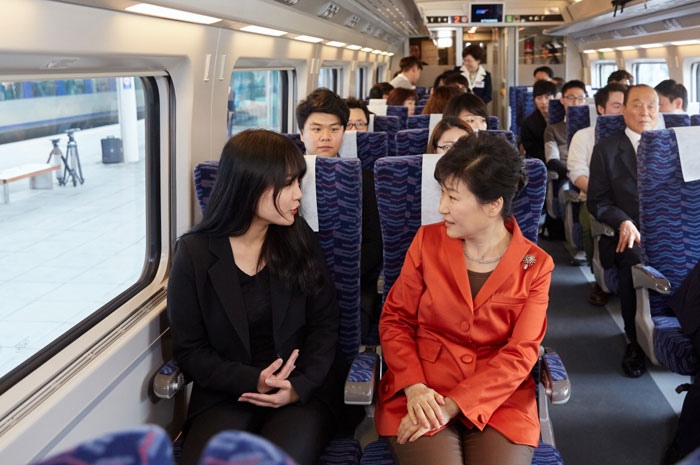 박근혜 대통령(오른쪽)이 호남고속철도 열차에서 승객과 대화하고 있다. 