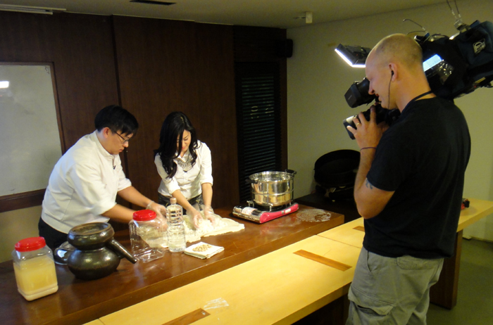 캐나다의 CTV 취재팀이 한국 전통주인 가양주를 직접 담그고 있다. 