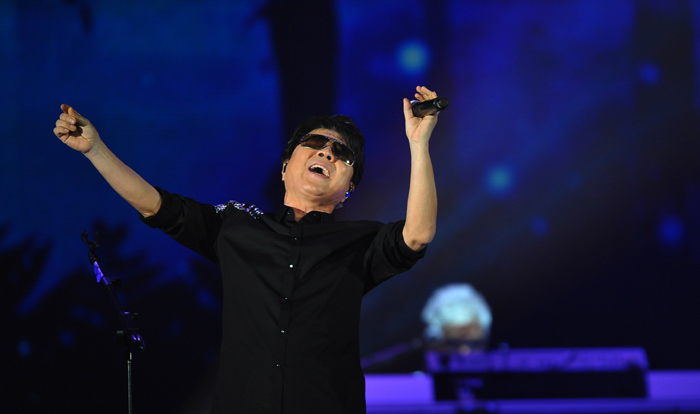 Cho Yong-pil sings during his concert held at the Olympic Gymnastics Hall on May 31 (photo courtesy of Insight Entertainment).