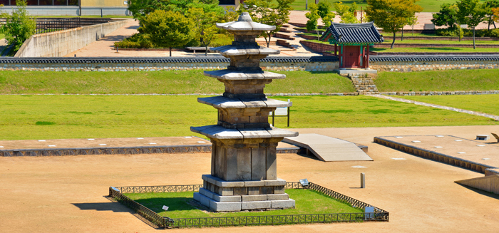 <B> 2. Lugar de templo Jeongnimsa. </b> El sitio del templo durante el período Baekje se encuentra en Dongnam-ri, Buyeo-eup, donde permanecen cinco pisos de pagoda de piedra y un Buda de piedra sentado.