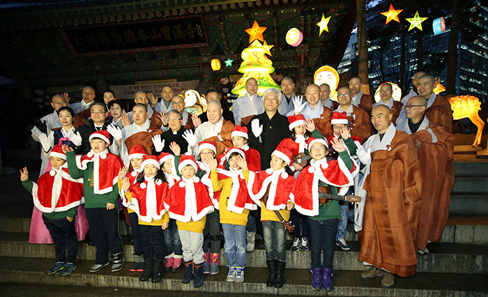 ‘조계사 크리스마스트리 점등식’이 열린 17일 종교계 인사들과 조계사 어린이합창단원들이 손을 흔들며 웃고 있다. 