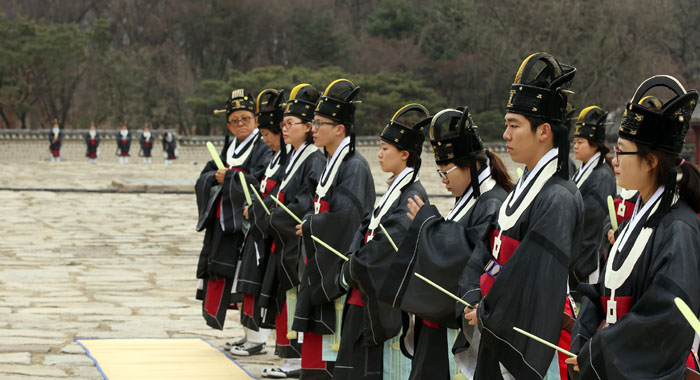 삭망전이 처음 재현된 5일 참가자들이 제복을 입고 제례를 봉행하고 있다. 