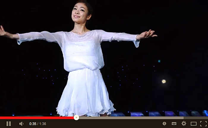 김연아가 자신이 부른 애니메이션 ‘겨울왕국’ OST ‘렛잇고(Let It Go)’에 맞춰 연기를 펼쳐보이는 모습. 삼성전자 유튜브 채널 화면 캡쳐