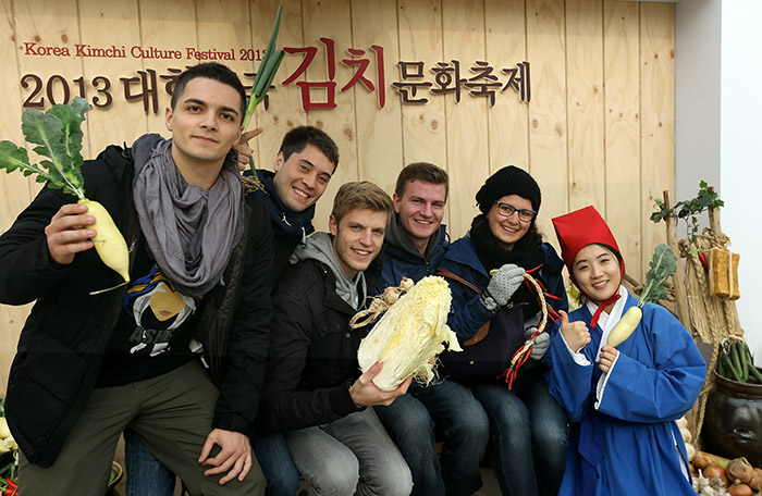 ‘2013 대한민국 김치 문화축제’가 열린 5알 경복궁을 찾은 관광객들이 포토존에서 기념 촬영을 하고 있다. 전한 기자