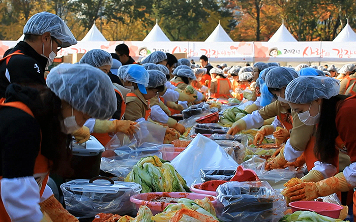 한국의 대표적인 식문화 가운데 하나인 김장이 유네스코 인류무형문화유산에 등재됐다. 사진은 지난해 열린 사랑의 김장 나누기 행사 모습. (사진제공: 문화재청)