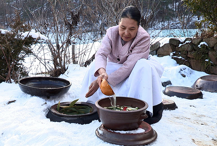 한 겨울 땅속에 묻은 독에서 숙성된 김장 김치는 그 식감과 맛이 뛰어나다. (사진제공 : 문화재청)