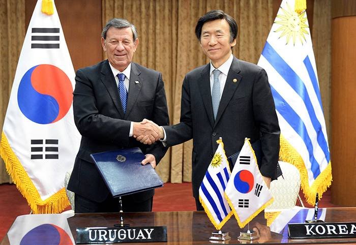 Foreign Minister of Uruguay Rodolfo Nin Novoa (left) and Minister of Foreign Affairs Yun Byung-se pose for a photo during a meeting at the Government Complex-Seoul on Nov. 15.