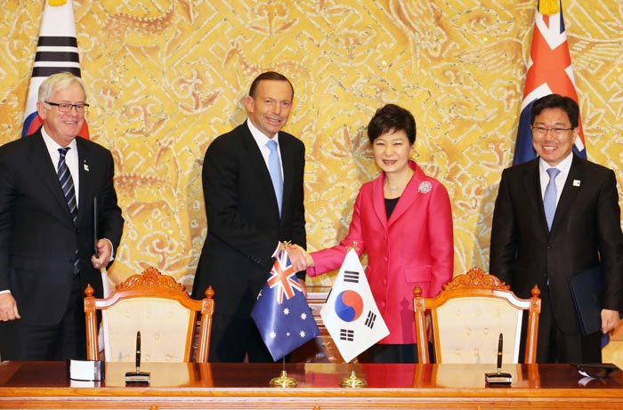박근혜 대통령(오른쪽에서 두 번째)과 토니 애벗 호주 총리가 8일 청와대에서 정상회담을 가진 후 한호 FTA 서명식에서 악수하고 있다. (사진: 청와대)
