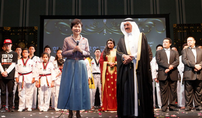 박근혜 대통령(앞줄 왼쪽)이 7일 ‘한국-카타르 문화교류의 밤’에서 하마드 빈 압둘아지즈 알 쿠와리 문화예술유산부 장관(앞줄 오른쪽)과 함께 격려사를 하고 있다.