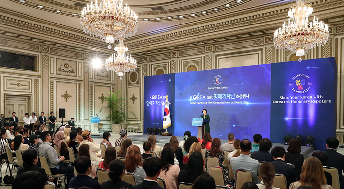 La primera dama, Kim Jung-sook está dando un discurso para animar la actividad de los reporteros honorarios durante la ceremonia de inducción de los reporteros honorarios del 2019, ante 99 reporteros originarios de 32 países del mundo, el 20 de mayo, en Cheong Wa Dae. | Cheong Wa Dae