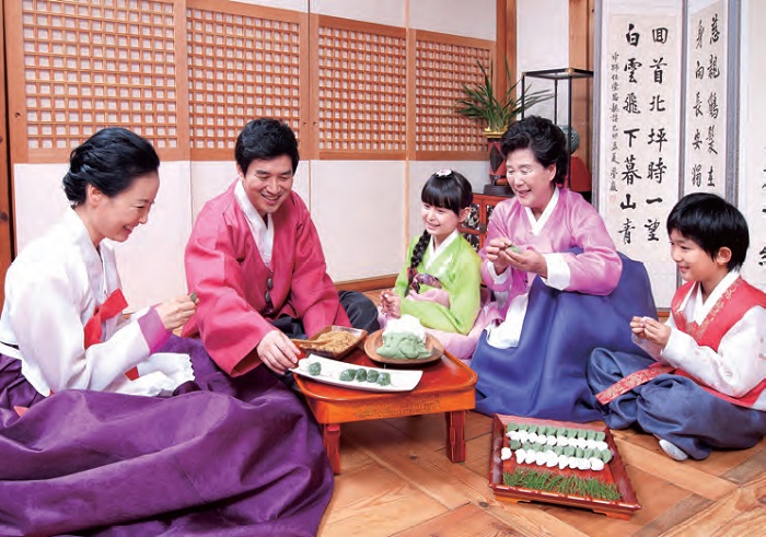 Chuseok y Songpyeon. Durante las vacaciones de mediados de otoño de Chuseok (día 15 del octavo mes lunar), las familias se reúnen y hacen songpyeon (pastel de arroz de forma media luna).