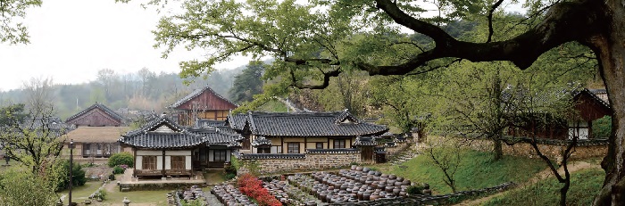Hanok. Residencia particular que esta en Gochon-ri, Noseong-myeon, Nonsan, Chungcheongnamdo es de Yun Jeung, sabio, politico, pensador destacado durante finales de la Dinastia Joseon. Es denominada tambien Antigua Mansion de Myeongjae, por el alias utilizado por su propietario.