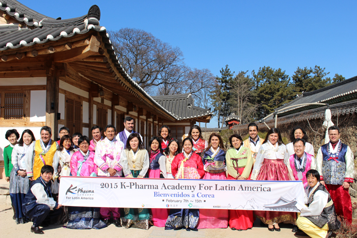  Seventeen health and medical policymakers from six Latin American nations, including Chile, Peru and Mexico, wear traditional Korean attire and pose for a picture in Gyeongju on February 9. 