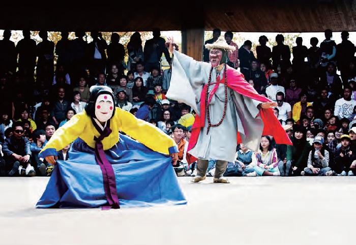 Festival Internacional de Danza con Máscaras de Andong. Este festival contribuye a los esfuerzos para preservar y revivir el Hahoe byeolsingut tallori, y promover otras actividades culturales relacionadas con máscaras en todo el mundo.