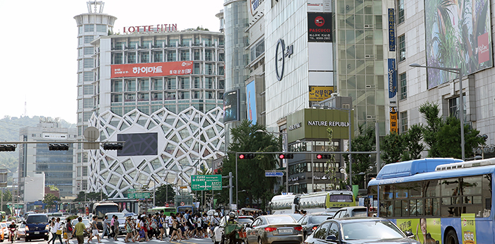 쇼핑몰이 밀집한 동대문 거리. (사진: 전한 기자)