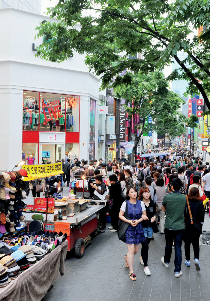 Myeong-dong. Es el distrito de la moda con más actividad de Corea y la principal atracción entre los compradores internacionales que visitan Seúl.