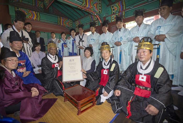 남한산성의 세계문화유산 등재를 알리는 봉헌식 모습.