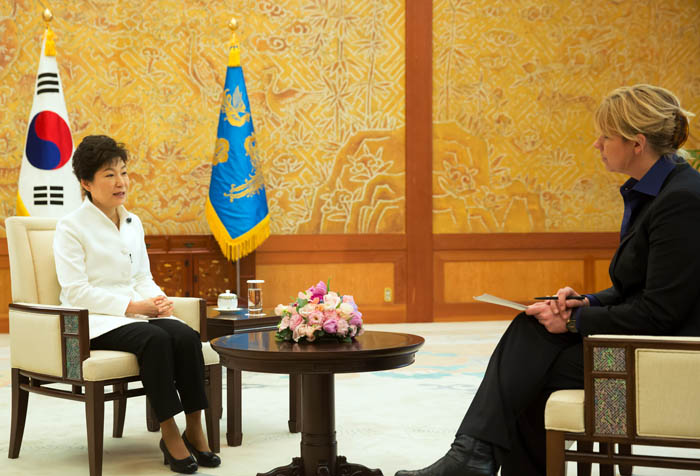 President Park Geun-hye (left) warns of the possibility that the North’s nuclear weapons could end up in the hands of terrorists in an interview with Dutch public broadcaster NOS on March 21. (photo courtesy of Cheong Wa Dae)