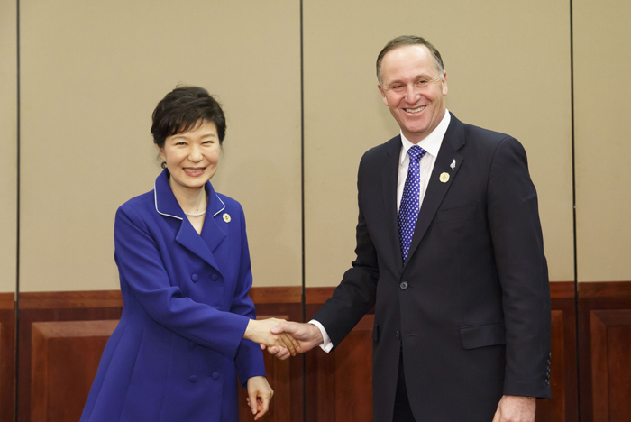 15일 호주 브리즈번에서 열린 한-뉴질랜드 정상회담에서 박근혜 대통령(왼쪽)과 존 키 뉴질랜드 총리가 악수를 하고 있다. 