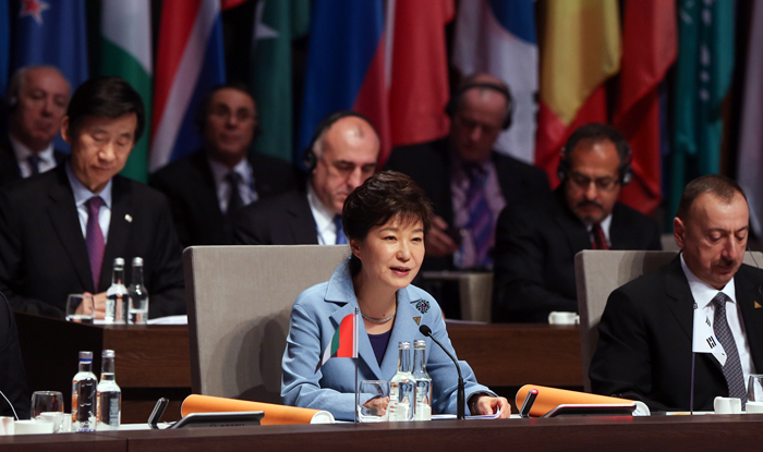 박근혜 대통령이 24일 네덜란드 헤이그에서 열린 제3차 핵안보정상회의 개회식에서 기조연설을 하고 있다. (사진: 청와대)