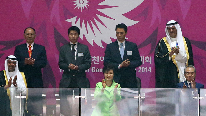 19일 제17회 인천아시안게임 개회식에 참석한 박근혜 대통령이 경기장에 입장하는 선수단에게 손을 흔들고 있다. 