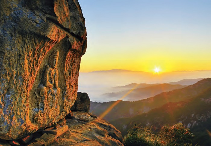 Monte Namsan en Gyeongju. Imagen de Buda sentado tallada en una pared rocosa del monte Namsan