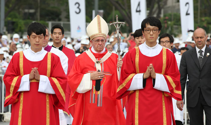 프란치스코 교황이 16일 광화문 시복식 미사를 집전하기 위해 제단으로 입장하고 있다.
