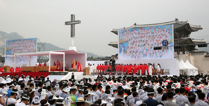 프란치스코 교황이 16일 오전 서울 광화문광장에서 열린 ‘윤지충 바오로와 동료 순교자 123위 시복 미사’를 집전하고 있다. 