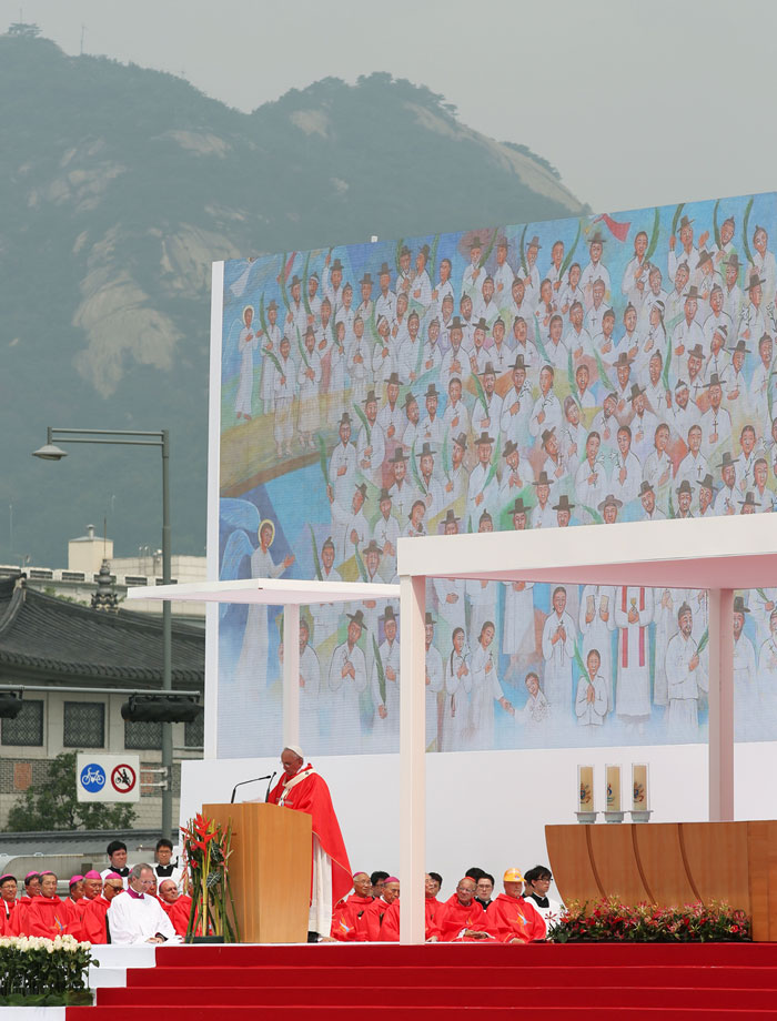 프란치스코 교황이 16일 오전 서울 광화문광장에서 열린 ‘윤지충 바오로와 동료 순교자 123위 시복 미사에서 시복 선언을 하고 있다. 교황 뒤에는 124위 시복자의 초상화가 펼쳐져 있다.