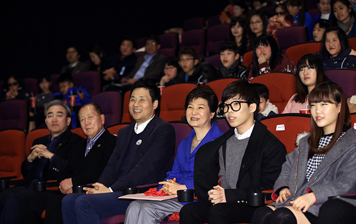 박근혜 대통령이 29일 어린이들과 애니메이션 ‘넛잡’ 관람에 앞서 사회자 인사말을 들으며 환하게 웃고 있다. 전한 기자