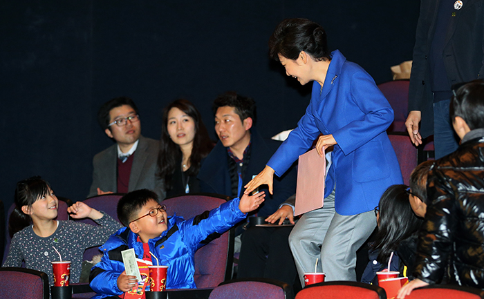 박근혜 대통령이 29일 첫 ‘문화가 있는 날’을 맞아 찾은 대한극장 상영관을 입장하며 어린이들과 인사를 나누고있다. 전한 기자