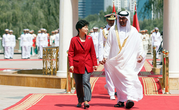 박근혜 대통령(왼쪽)과 모하메드 빈 자이드 알 나흐얀 아부다비 왕세제가 5일 아랍에미리트 아부다비 알-무슈리프 궁에서 열린 공식환영식에 참석하고 있다.