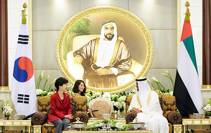 박근혜 대통령(왼쪽)과 모하메드 빈 자이드 알 나흐얀 아부다비 왕세제가 5일(현지시간) 아랍에미리트 아부다비 알-무슈리프 궁에서 정상회담을 하고 있다. 
