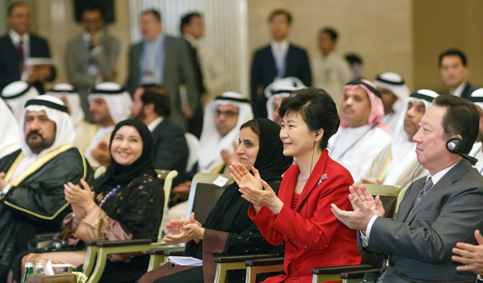 박근혜 대통령이 5일(현지시간) 아랍에미리트 아부다비에서 열린 ‘한-UAE 비즈니스 포럼’에 참석해 참석자들과 함께 포럼 개회를 축하하고 있다. 