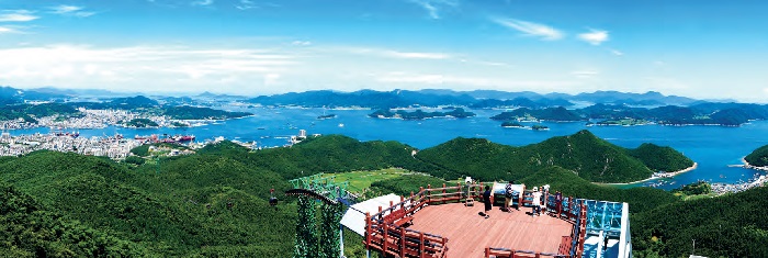 Hallyeosudo: Primer Parque Nacional Marino de Corea - famoso por sus paisajes espectaculares y la cantidad de islas en el mar azulado.