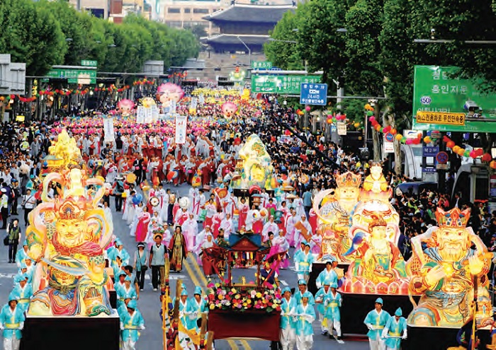 Lotus Lantern Festival. Desfile de faroles El 8 de abril lunar, se realiza el desfile de faroles para celebrar el día del nacimiento del Buda.