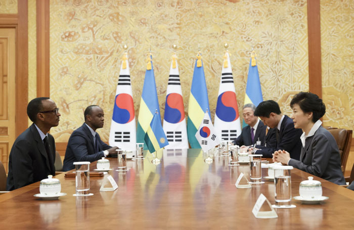 박근혜 대통령(오른쪽)이 29일 방한한 폴 카가메 르완다 대통령과 청와대에서 정상회담을 갖고 있다.