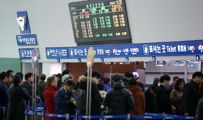 SeoulStation atestada con personas que intentan adquirir boletos para viajar a sus lugares de origen para pasar las festividades de Seollal. 