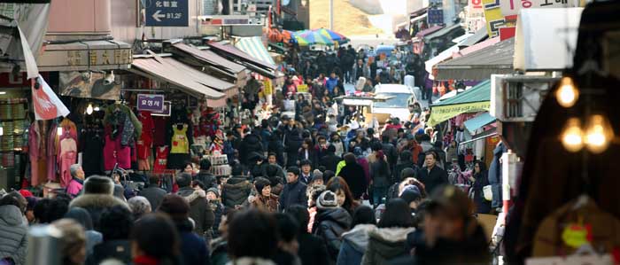 Compradores inundan el mercado de Namdaemun para adquirir los alimentos que se ofrecerán en la mesa ante la cual se realizarán los rituales para los ancestros. 
