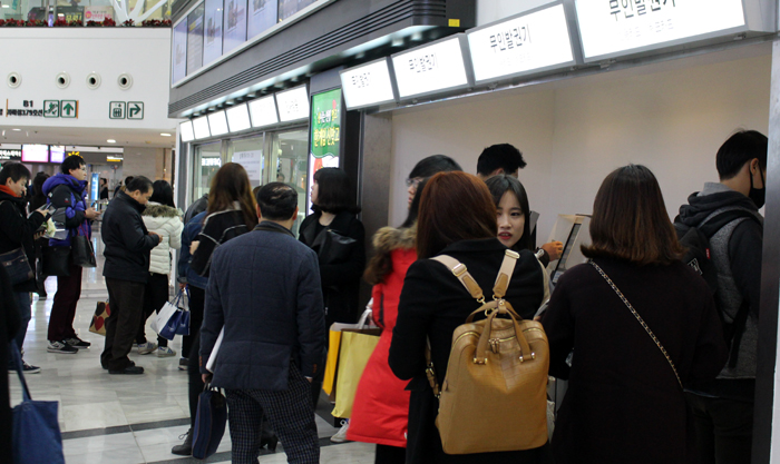 La terminal de autobuses Express Bus de Seúl se encuentra atestada  con viajeros que tratan de reservar un boleto para viajar a sus poblaciones de origen. 