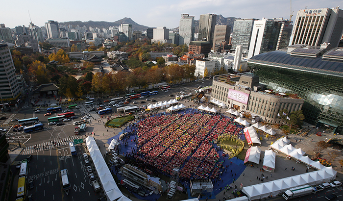‘2014 서울김장문화제’가 열린 14일 2,300여 명의 시민들이 서울광장에서 동시에 김치를 담그고 있다. 