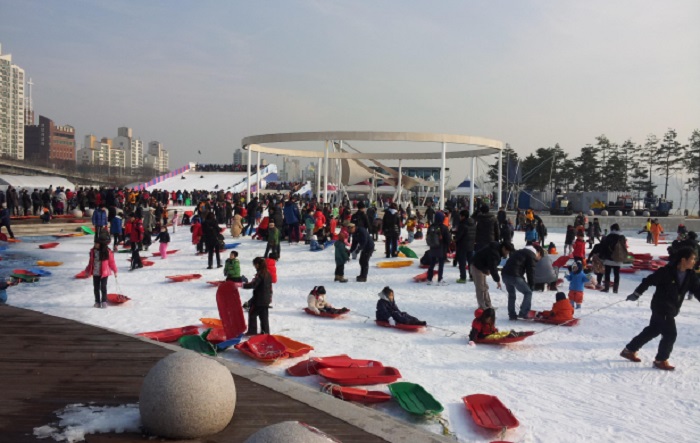 지난 18일 서울 광진구 뚝섬한강공원에 개장한 눈썰매장에서 서울시민들이 썰매를 타며 겨울을 만끽하고 있다. (사진제공 서울시)