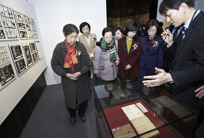 위안부 피해자 강일출 (왼쪽) 할머니 등 참석자들이 지난 1일 ‘일본군 위안부 피해자 특별전’에서 위안부 관련 사료에 대한 설명을 듣고 있다. (사진제공: 대한민국역사박물관)